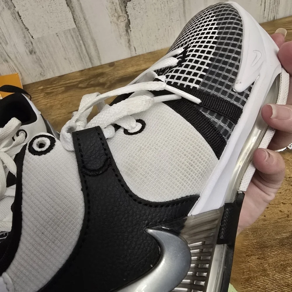 Nike LeBron witness VII kids black and white sneakers size 7Y DQ8650 100